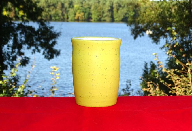 Einfacher gelber Trinkbecher
