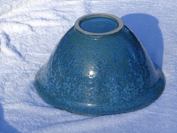Schale mit kleinen Kristallen