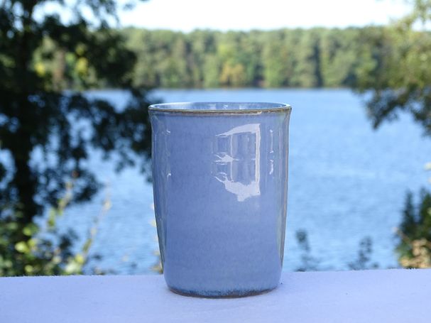 Hellblauer Becher